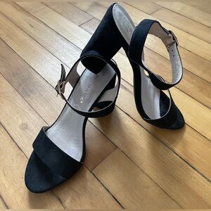Women’s black heels w/ ankle strap